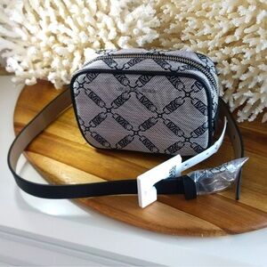 NWT Michael Kors fanny pack 🖤 NWT . Black and gray. L/XL
